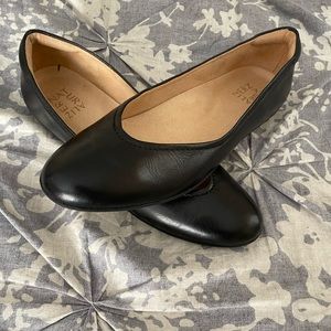 NATURALIZER SIZE 9 BLACK FLATS